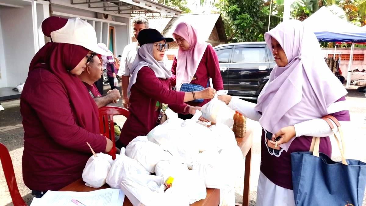 Sembako Murah Diserbu Warga