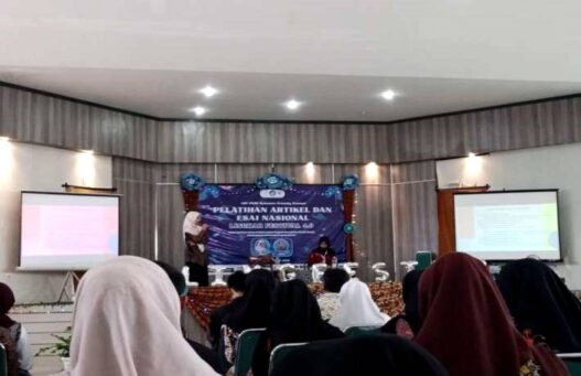 Siswa MAN 1 Kebumen Dapat Pembekalan Penulisan Esay