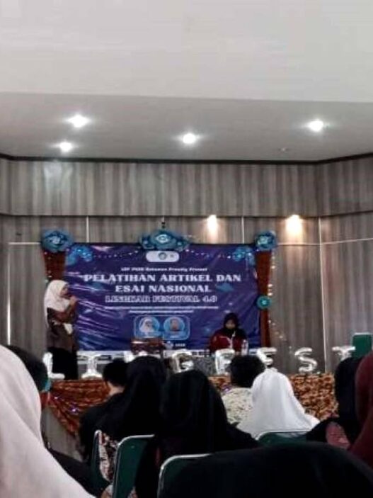 Siswa MAN 1 Kebumen Dapat Pembekalan Penulisan Esay