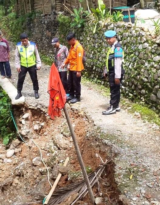 Talud Sepanjang 10 Meter Longsor