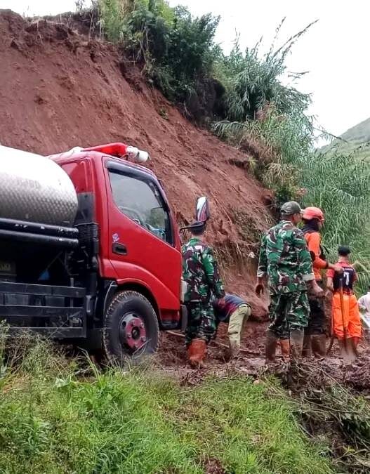 Tiga Titik Longsor Tutup Jalan Nasional
