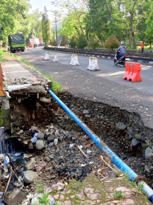 Trotoar Jalan Gerilya Barat Rusak Lagi