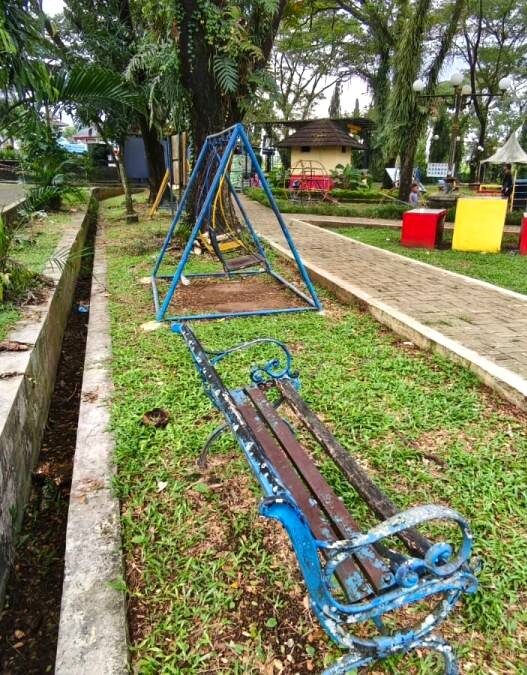Wahana Permainan Taman Bulupitu Rusak