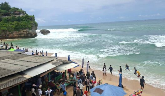 Wisatawan Serbu Pantai Drini dan Pantai Sepanjang