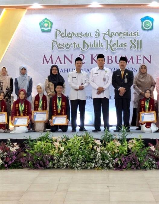 393 Siswa MAN 2 Jalani Wisuda
