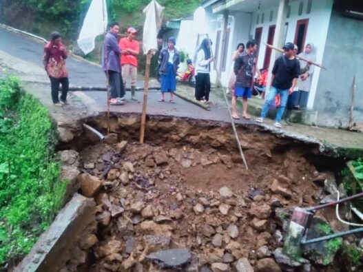 Akses ke Dusun Tembolan Putus Total