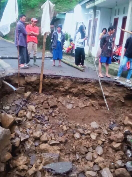 Akses ke Dusun Tembolan Putus Total
