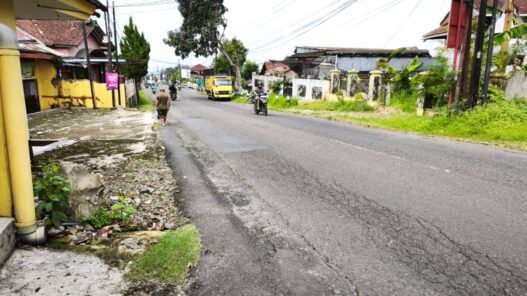 Akses Wisata Jalan Baturraden Bergelombang