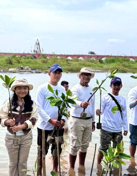 AMY Tanam Mangrove di Pantai Pandansimo