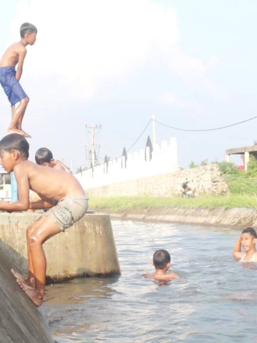 Anak anak Pilih Main Sungai Saat Cuaca Panas