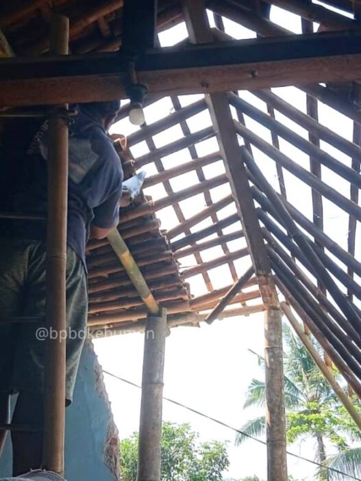 Angin Kencang, Rusak Rumah Mbah Mirah