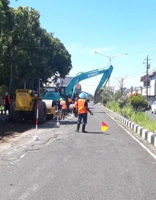 Aspal Lama Jalan MT Haryono Dikeruk