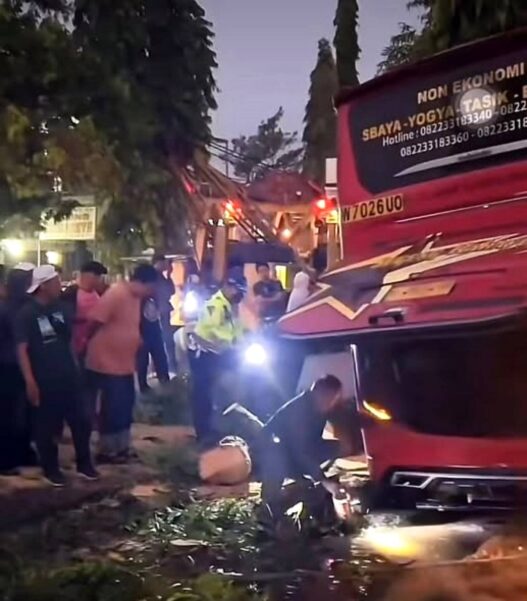 Bus Seruduk Warung, Dua Meninggal
