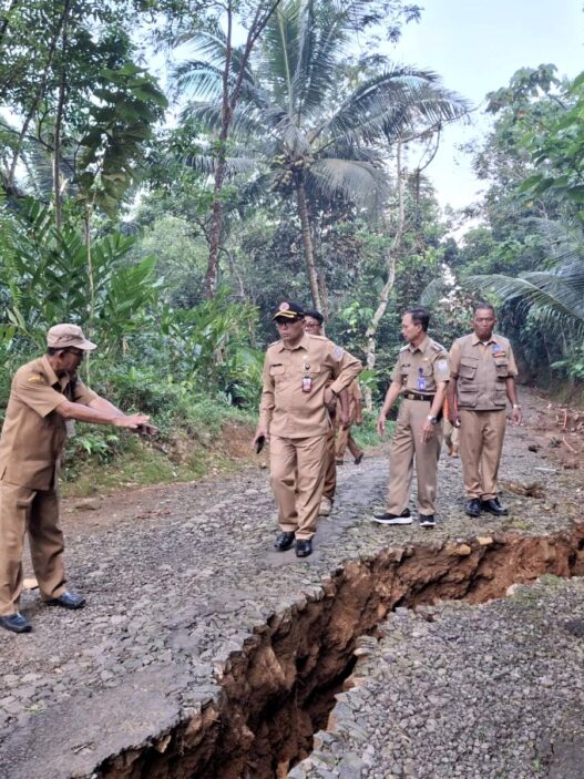 Dua Dusun Dilanda Tanah Bergerak