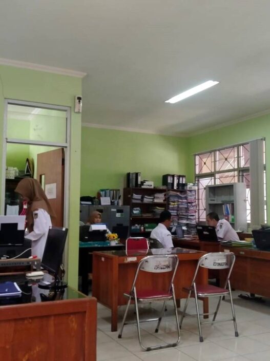 Guru Bahasa Inggris SMP Berlebih