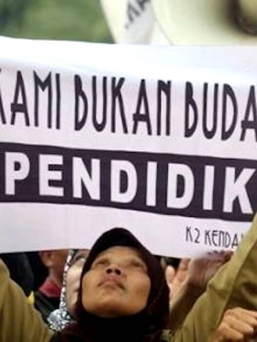 Guru Honorer Tetap Mengajar di Sekolah Negeri