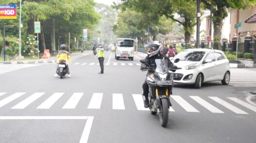 Happy Berkendara Saat Melewati Persimpangan