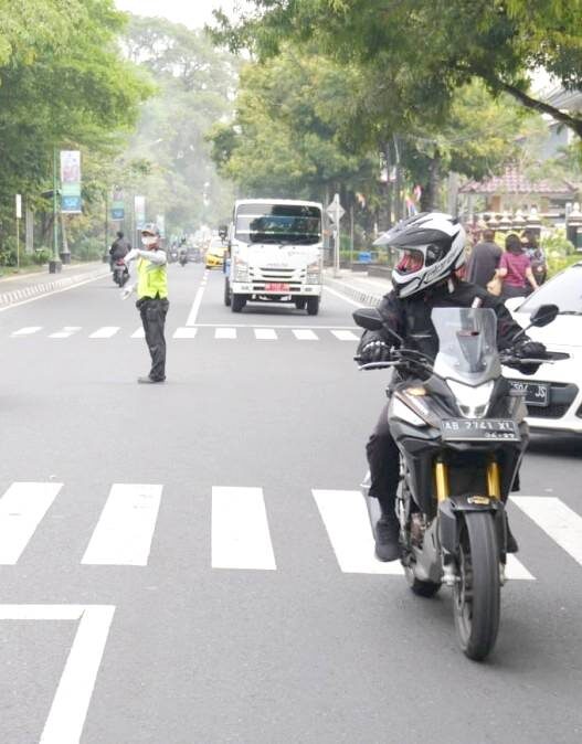 Happy Berkendara Saat Melewati Persimpangan
