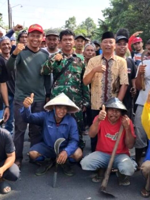 Jalan Penghubung Antar Desa Rusak