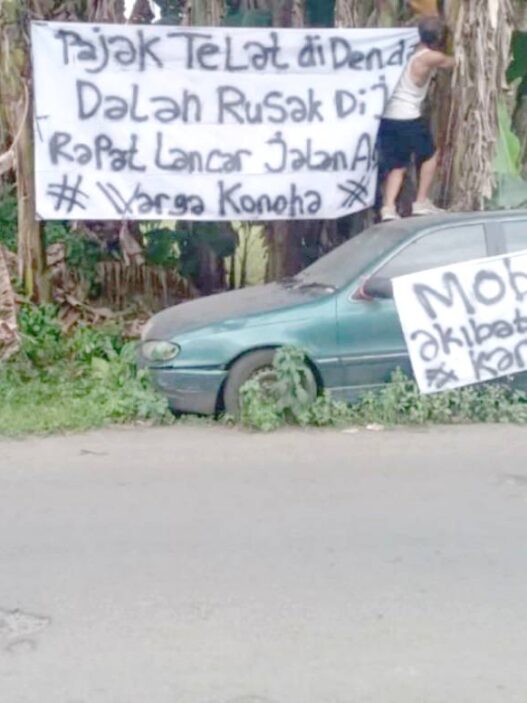 Jalan Rusak Diprotes Warga