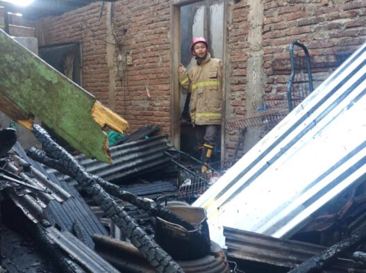 Lansia Terjebak Saat Rumah Terbakar