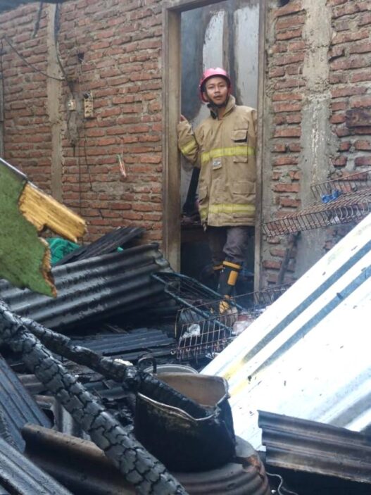 Lansia Terjebak Saat Rumah Terbakar