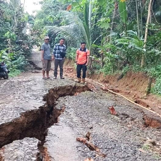 Longsor dan Tanah Gerak Landa Dayeuhluhur