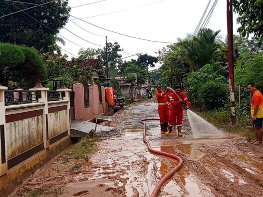 Material Lumpur Tutup Jalan di Cibeunying