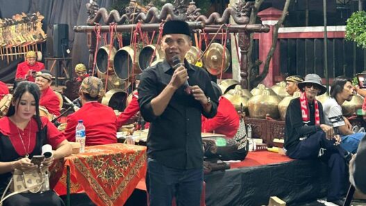 Pagelaran Wayang Kulit Bersama Ketua DPRD Jateng Sumanto di Desa Suruh, Kecamatan Tasikmadu, Kabupaten Karanganyar