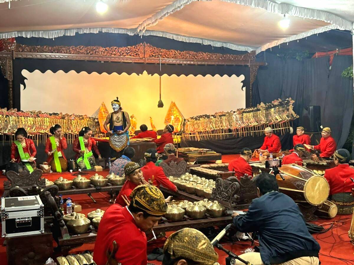 Pagelaran Wayang Kulit Bersama Ketua DPRD Jateng Sumanto di Desa Suruh, Kecamatan Tasikmadu, Kabupaten Karanganyar
