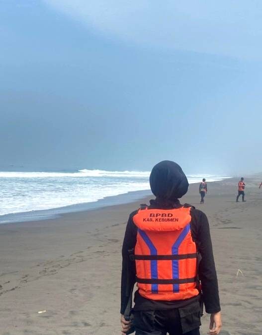 Pencarian Korban Terkendala Ombak Besar