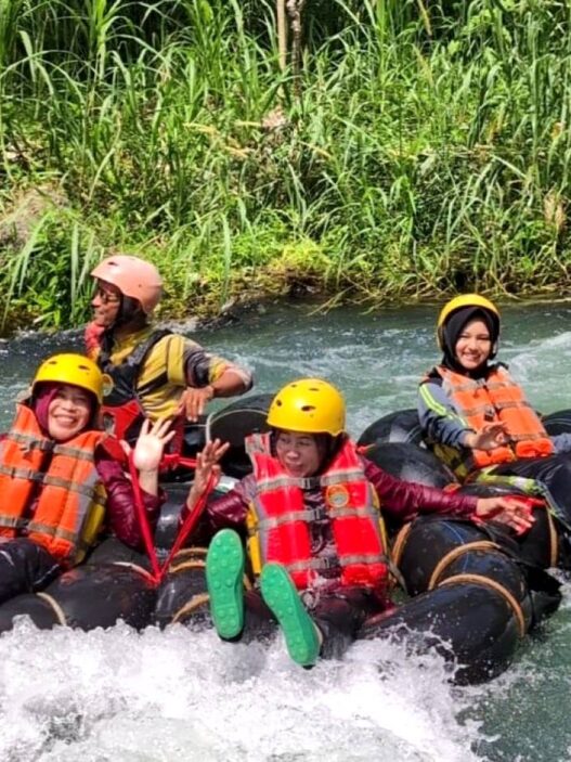Pengurus OSIS Bertualang di Rahayu River Tubing