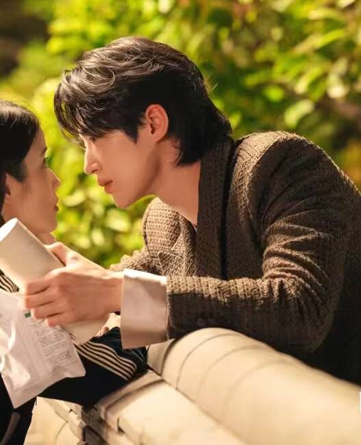 Perfect Crown Dibintangi IU dan Byeon Woo Seok
