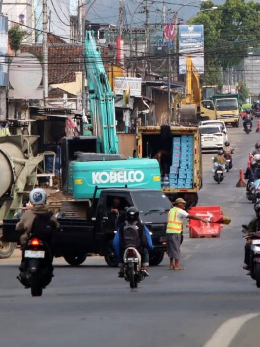 Proyek Drainase Picu Macet Panjang