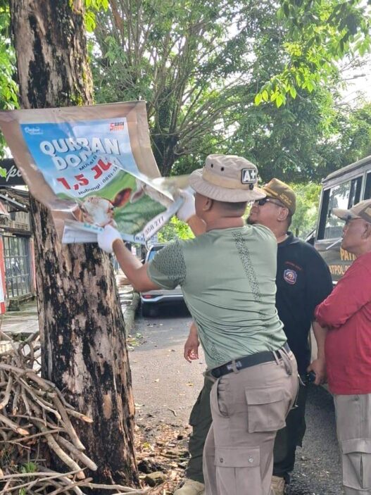 Puluhan Reklame Tak Berizin Ditertibkan