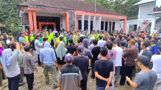 Ratusan Warga Gununggiana Tuntut Kadus Mundur