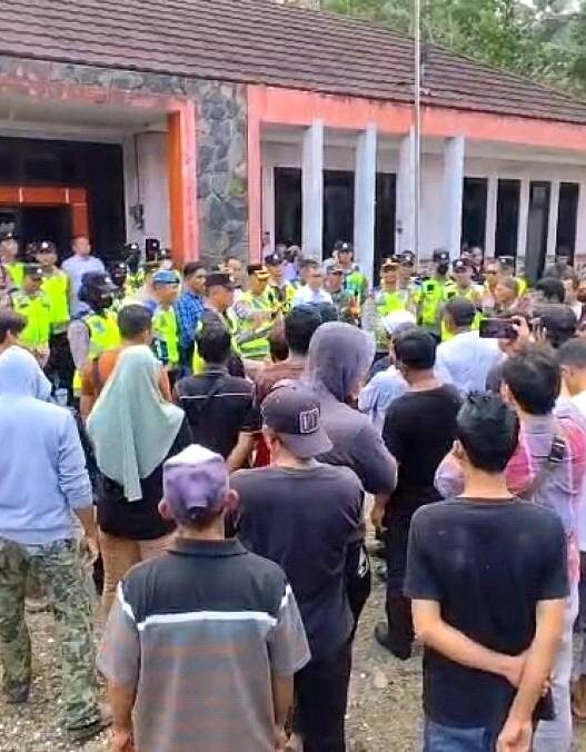 Ratusan Warga Gununggiana Tuntut Kadus Mundur