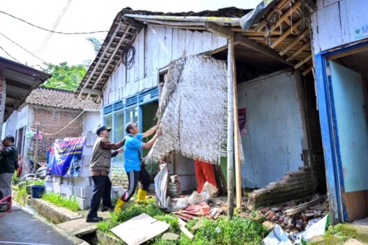Rumah Nyaris Roboh Mulai Diperbaiki