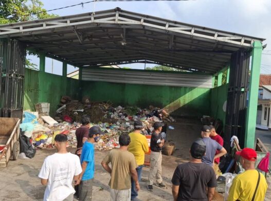 Sampah Numpuk di TPS