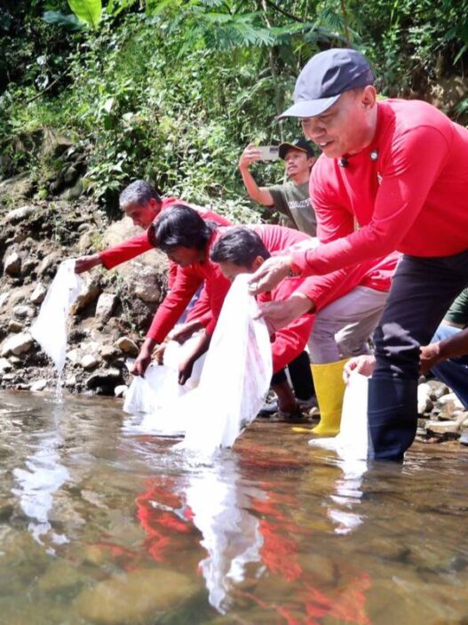 Tanam Pohon dan Tebar Benih Ikan di Karangpandan, Sumanto, Harus Ikhlas untuk Anak Cucu Kita