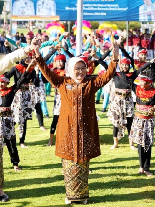 Tari Kolosal Semarakkan Peringatan Hardiknas