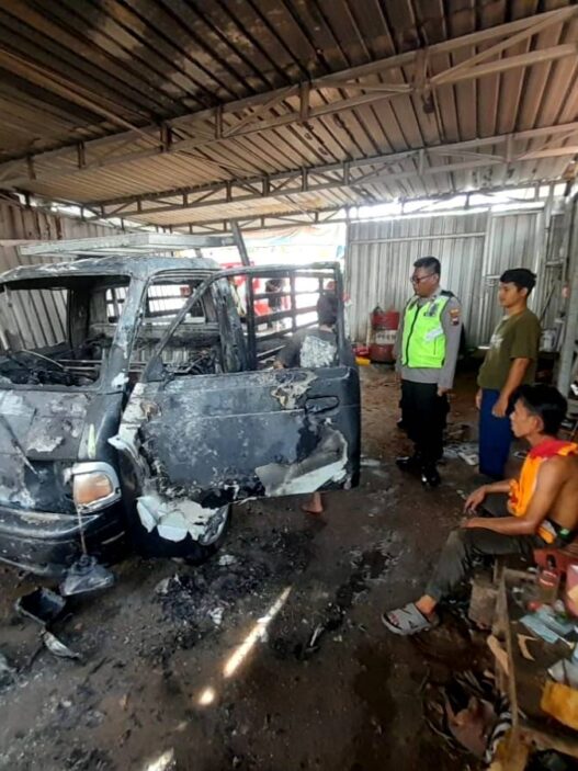 Tengah Diservis, Mobil Terbakar