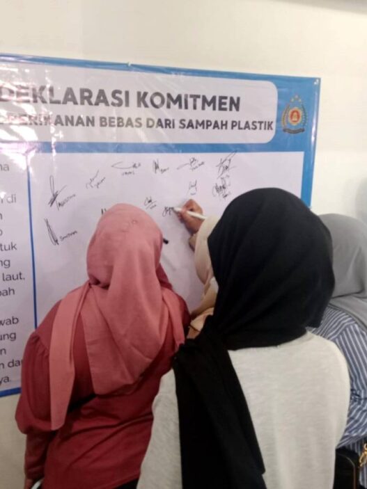 Tidak Buang Sampah Plastik ke Laut