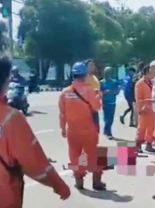 Truk Tronton V Motor Listrik, Satu Orang Meninggal