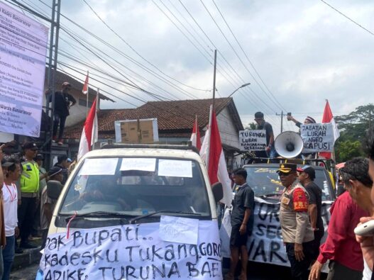 Warga Banjaranyar Tuntut Kades Mundur
