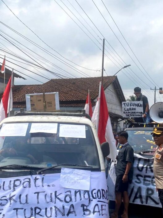 Warga Banjaranyar Tuntut Kades Mundur
