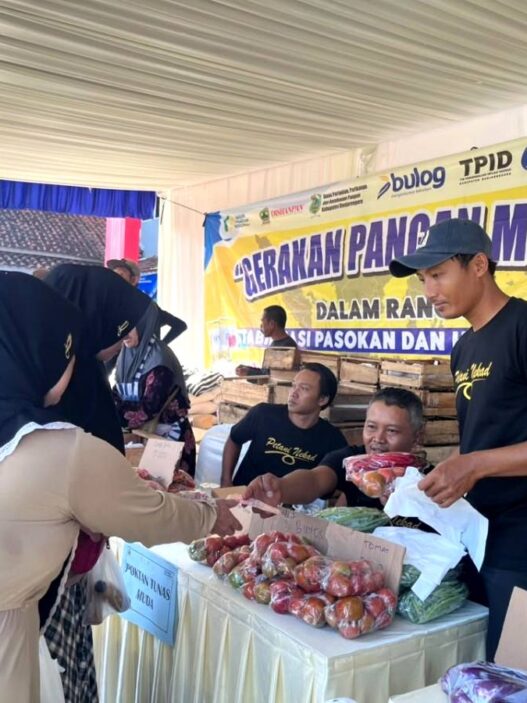 Warga Rela Antre Demi Sembako Murah