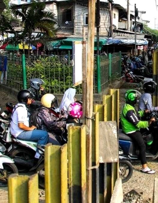 1.810 Perlintasan Kereta Api Tidak Dijaga