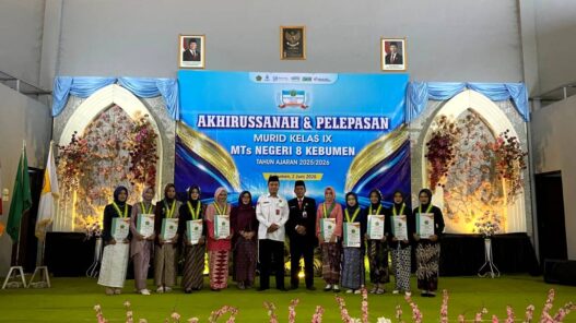 10 Lulusan Berprestasi Terima Penghargaan