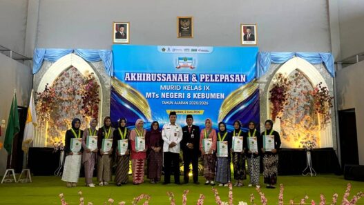 10 Lulusan Berprestasi Terima Penghargaan
